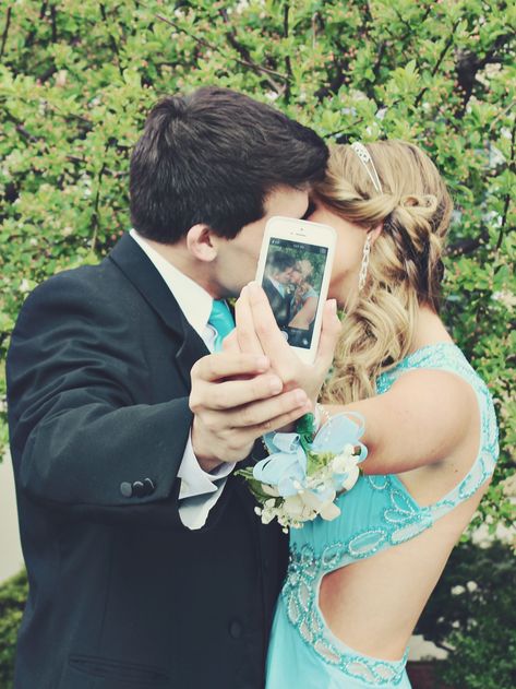 Insta inspiration Prom Couple Pictures, Couple Prom Pictures, Funny Couple Poses, Prom Photography Poses, Couple Prom, Funny Prom, Creative Couples Photography, Snapchat Photo, Homecoming Poses