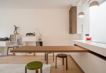 The dining table is cleverly hidden in the countertop of this chic kitchen Flat Kitchen, Space Saving Dining Table, Small Kitchen Tables, Hidden Kitchen, Folding Dining Table, Cottage Inspiration, Small Kitchens, Small Dining Table, 아파트 인테리어