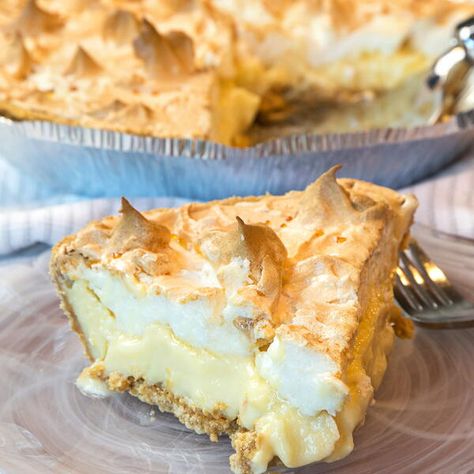 This is a simple and easy-to-make lemon meringue pie recipe with only 6 ingredients. Four lemons, vanilla extract, sweetened condensed milk, eggs, granulated sugar, and a 10-inch graham cracker crust. And it is oh so delicious! It only takes 20 minutes to bake in the oven and the use of sweetened condensed milk makes it extra easy to make. It is the perfect pie to bring to all of your family gatherings for any time of the year. Lemon Meringue Pie Recipe Condensed Milk, Lemon Marange Pie, Lemon Pie Recipe Condensed Milk, Pie With Condensed Milk, Peach Cobbler With Bisquick, Lemon Squares Recipe, Lemon Meringue Pie Easy, Lemon Meringue Pie Recipe, Lemon Pie Recipe