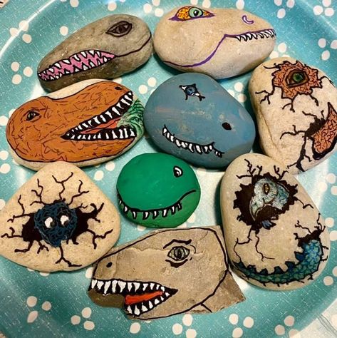 Dino Painted Rocks, Dinosaur Rock Painting, Dinosaur Rocks, Rock Sayings, Rock Crafts Diy, Bee Drawing, Diy Rock Art, Painted Rock Animals, Mushroom Drawing