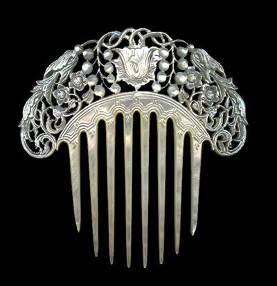 Pearls - Pearl - Pearl and mother of pearl hair comb - ca 1850 MOP  Haircomb Antique Hair Combs, Pearl Comb, Victorian Hair, Pearl Hair Comb, Bijoux Art Nouveau, Victorian Hairstyles, Pearl Hair Combs, Vintage Hair Combs, Vintage Hair Accessories