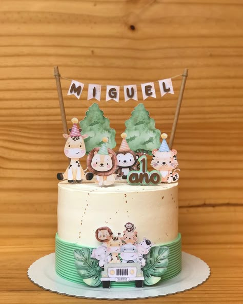 Safari Cake Ideas, Kue Mickey Mouse, Safari Theme Cake, Safari Bebe, Jungle Safari Cake, Zoo Cake, Jungle Theme Cakes, Safari Baby Shower Boy, Safari Cake