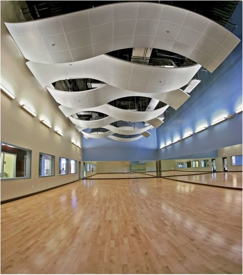 Promoting health and wellness, About Family Fitness Center in Coral Springs, Florida, features a curving metal ceiling system installed by Acousti Engineering Company of Florida. Designed by Synalovski, Gutierrez & Romanik, the project’s aluminum ceiling system offers a modern aesthetic with the ability to control acoustics in noisy gymnasiums and exercise classrooms. False Ceiling Bedroom, Office Ceiling, False Ceiling Living Room, Ceiling Plan, Ceiling System, Ceiling Detail, Ceiling Treatments, Bathroom Ceiling, Ceiling Light Design