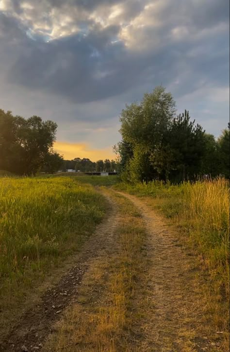 Walk Aesthetic Photography, Afternoon Vibes Aesthetic, Aesthetic Road Pictures, Summer Farm Aesthetic, Summer Aesthetic Sunset, Summer Countryside, Evening Walks Aesthetic, Walk In Nature Aesthetic, Spring Nights Aesthetic