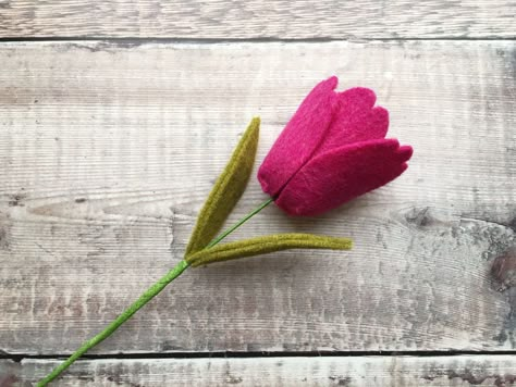 Fuxia tulip - felt tutorial Felt Tulip Pattern, Felt Tulips Diy, Fabric Tulips Tutorial Free Pattern, How To Make Felt Flowers, Felt Tulips, Felt Tulip, Crochet Plastic Canvas, Felt Flowers Patterns, Felt Bouquet