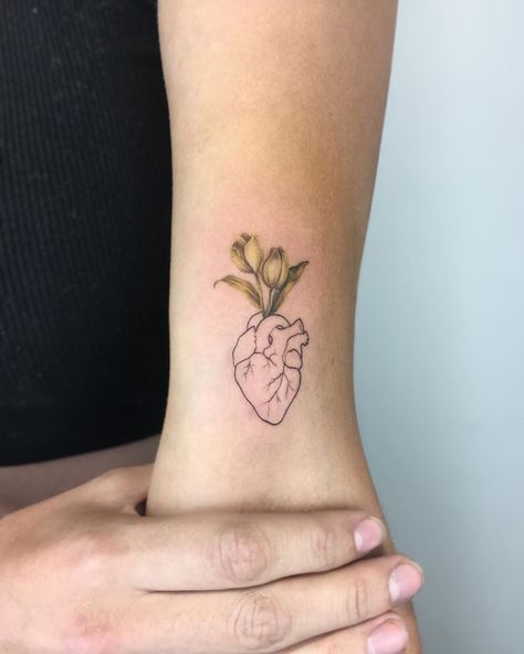 Tulip Heart Tattoo, Fine Line Heart, Real Heart Tattoos, Tulips Tattoo, Tulip Tattoo, Anatomical Heart, Tat Ideas, Tattoo Model, Tattoos Ideas