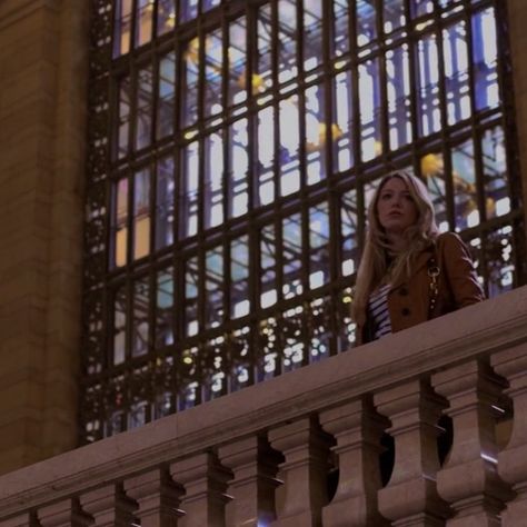 1x1 gossip girl Gossip Girl Serena Outfits, Gossip Girl Scenes, Gossip Girl Season 1, Gossip Girl Serena, Nyc Pics, Winter In New York, Nyc Photoshoot, Gossip Girl Aesthetic, Serena Van Der