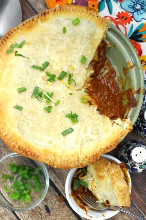 Chili Pot Pie Chilli Pot Pie, Bean Free Chili, Chilli Pie, Chili Pie Recipe, Chili Pot Pie, Pot Pie Dinner, Keto Crust, Savory Dinner Recipes, Copycat Chili