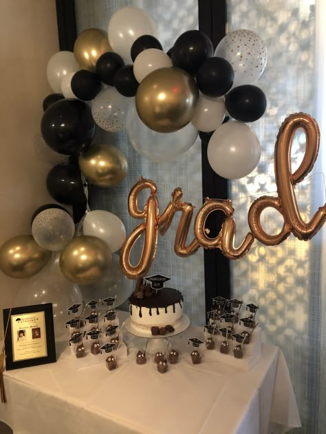 Simple Graduation Decorations At Home, Graduation Party Indoor, Graduation Party Wall Decor, Graduation Home Decor, Table Decoration For Graduation Party, Graduation Party Cake Table Ideas, Graduation Cake Table Decorations, Grad Party Treats Dessert Tables, Graduation Party Cake Table