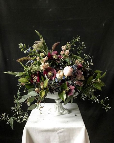 Moody Palette, Sogetsu Ikebana, Halloween Friends, White Flower Arrangements, Bhldn Weddings, Beautiful Flower Arrangements, Deco Floral, Covent Garden, Floral Display