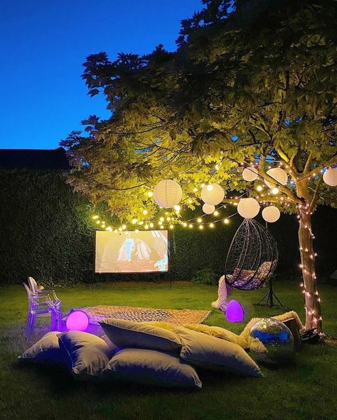 Backyard Movie Theaters, Birthday Dogs, Outdoor Movie Screen, Backyard Movie Nights, Outdoor Cinema, Backyard Movie, Outdoor Theater, Outdoor Movie, Backyard Living