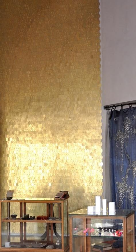 tanov brass wall Sequin Wall, Surf Shack, Gold Wall, Office Spaces, Gold Walls, Wallpaper Wall, A Living Room, Wall Treatments, Home Fashion