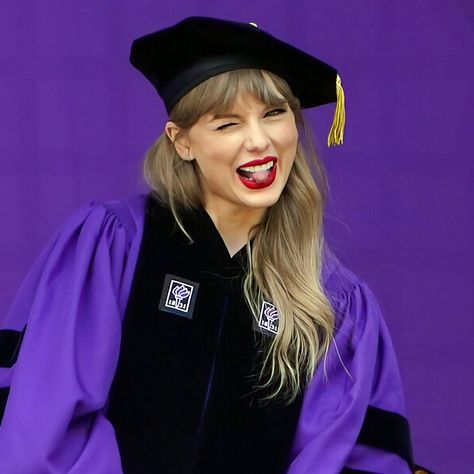 Karma Taylor Swift, Taylor Swift Pfp, Taylor Swift Icon, Taylor Swift Midnights, Swift Wallpaper, Estilo Taylor Swift, Swift Photo, Grad Pics, Taylor Swift Concert