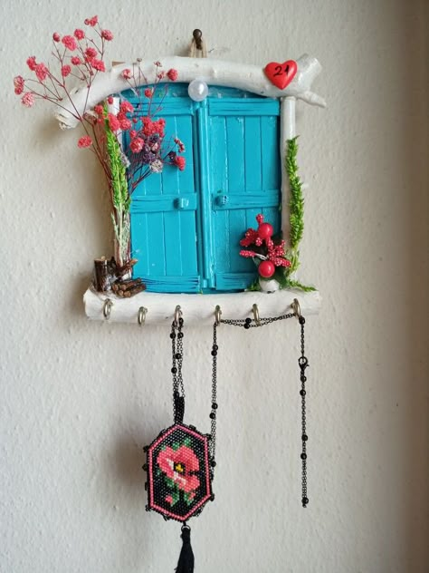 Diy Keyholder Ideas, Clay Door Hanging, Table Corner Ideas, Keyholders Diy, Wall Craft Ideas, Diy Fairy Door, Clay Wall Art, Clay Diy Projects, Art Decor Diy