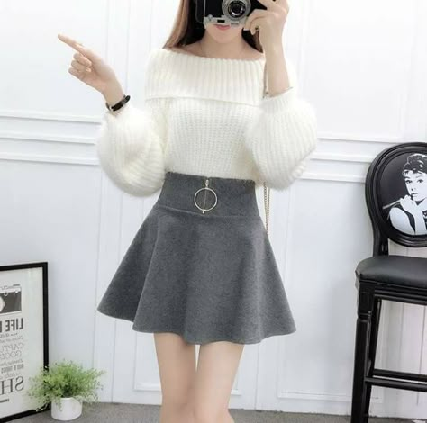 Ruffle Tops Outfit, Rok Mini, Outfit Korean Style, Cute Skirt Outfits, Smart Dressing, Fashion Sketches Dresses, Warm Tights, Best Winter Outfits, Cute Dress Outfits