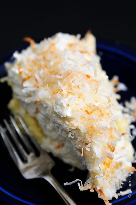 Coconut Cream Pie Recipe - Coconut Cream Pie is a classic. This creamy, dreamy pie recipe will quickly become a family favorite! Best Coconut Cream Pie, Heart Sweets, Coconut Cream Pie Recipes, Favorite Pie Recipes, Coconut Dessert, Thanksgiving Appetizer Recipes, Christmas Dinner Menu, Coconut Pie, Coconut Desserts