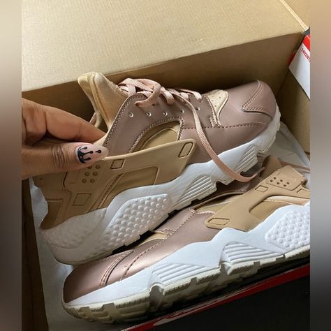 Nike Huarache Sneaker Rose Gold Rose Gold Sneakers, Nike Huarache, Rose Gold Color, Nike Shoes, Sneakers Nike, Like New, Rose Gold, Nike, Sneakers