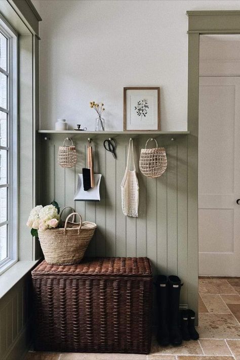 Country Mudroom, Cozy Hallway, Lambriseringen Gang, Onion Basket, Hall Entrada, Mudroom Entryway, Hal Decor, Home Entrance Decor, Holiday House