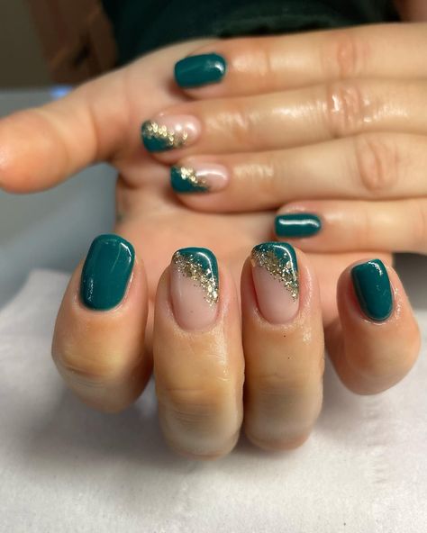 Dark Green Dipped Nails, Teal Sparkle French Tip Nails, Teal Wedding Nails For Bridesmaid, Nail Color For Teal Dress, Hunter Green Tips Nails, Teal Nail Inspo Short, Teal Colour Nails, Stage Green Nails, Teal Green Nail Ideas