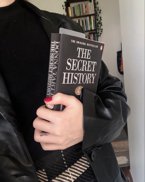 Bookstagram Dark Academia, The Secret History Book, Dark Academia Vibes, Bookstagram Ideas, Donna Tartt, History Book, The Secret History, Parental Advisory, Dark Academia