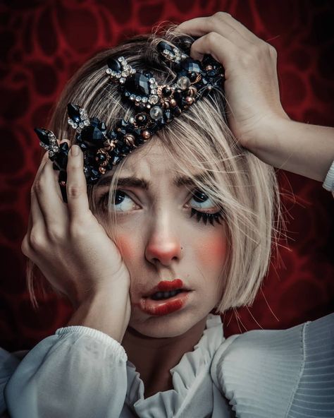 Poses With Crown, Crown On Head, Expressions Photography, Photo Class, Creative Portrait Photography, Make Up Inspo, Creative Portraits, Portrait Inspiration, Creative Photos