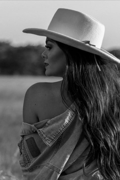 Cowboy Hat Pictures, Cowboy Hat Photography, Hat Poses, Cowboy Hat Photoshoot, Western Budior Photoshoot Ideas, Cowgirl Photography Ideas, Hat Photoshoot Ideas, Cowgirl Aesthetic Photoshoot, Cowgirl Shooting Photo Ideas