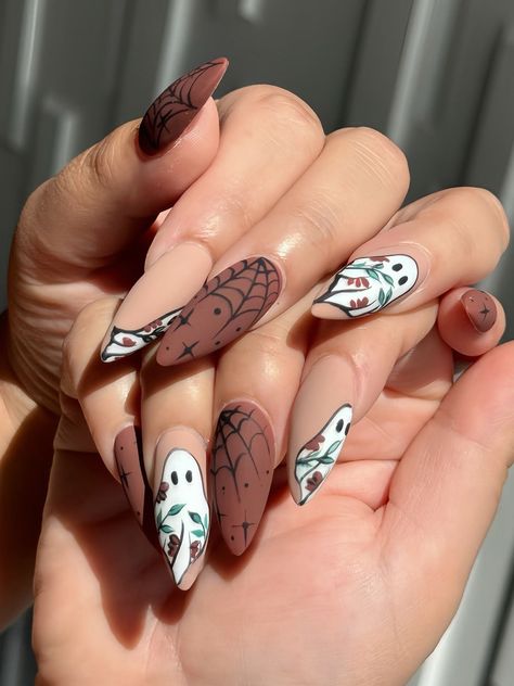 50 Coolest Halloween Nails for Spooky Season 2024 Spooky Nails Halloween, Black Hermione, Sport Nails, Ghost Nails, Sports Nails, Horror Nails, Spooky Nails, Lady Fingers, Gold Beauty