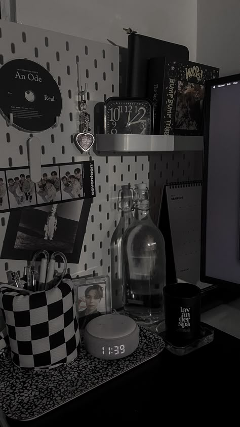 Ikea Pegboard Styling, Black Desk Ideas Bedroom, Desk Ideas Black And White, Black And White Kpop Desk, Aesthetic Desk Black, Black Pegboard Ideas, Kpop Ikea Pegboard, Ikea Pegboard Ideas Kpop, Black Desk Setup Aesthetic