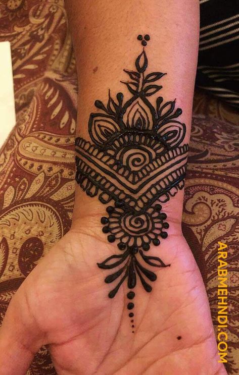 Wrist Mehndi Design, Wrist Mehndi Designs, Henna Tattoo Simple, Henna Mendhi, Arab Mehndi, Henna Tattoo Designs Arm, Small Henna Designs, Henne Tattoo, Wrist Henna