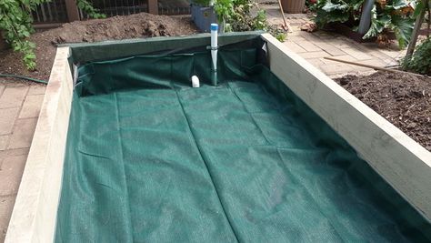 Step by step pictures on how to build a wicking garden bed Raised Bed Irrigation Diy, Wicking Beds How To Make, Raised Garden Bed Irrigation Diy, In Bed Vermicomposting, How To Start A Worm Bed, Wicking Garden Bed, Raised Garden Beds Diy, Garden Irrigation, Veg Garden