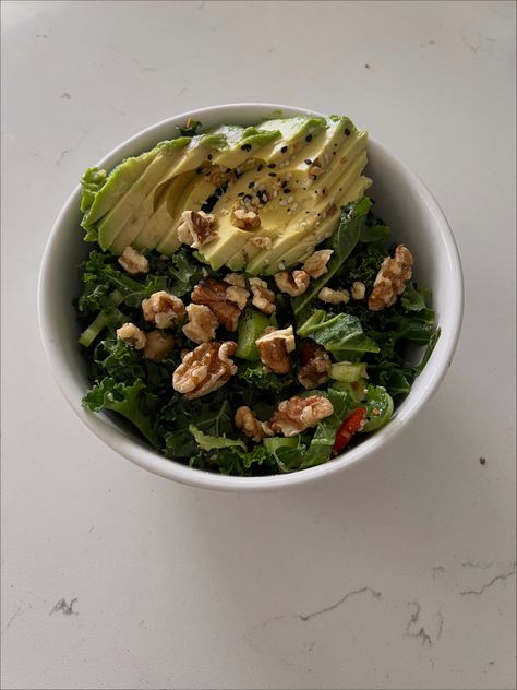 Kale Salad Lunch, Kale Sandwich, Kale Salad Bowl Recipes, Kale Aesthetic, Healthy Salad Aesthetic, Avocado Salad Aesthetic, Arugula Salad Aesthetic, Kale Salad Aesthetic, Salad Aesthetic