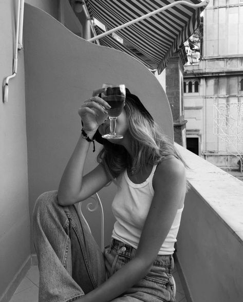 T on Tumblr Travel Outfit Plane, Black And White Photo Wall, Inspiration Instagram, Selfie Ideas Instagram, Foto Ideas Instagram, Black And White Aesthetic, Instagram Photo Inspiration, Ideas For Instagram Photos, Black N White