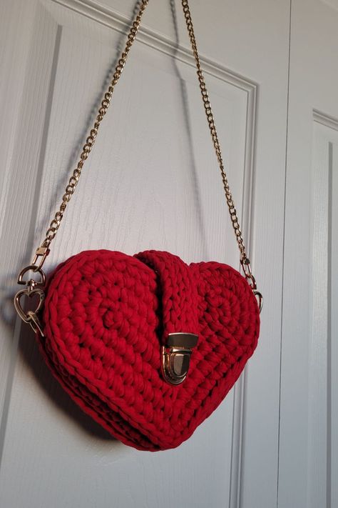 Super cute Valentine's Day heart bag! Great for datenight Crochet Heart Patterns, Free Heart Crochet Pattern, Crochet Baby Cap, Concert Bags, Heart Shaped Bag, Book Sleeves, Crochet Book, Crochet Heart Pattern, Crochet Bag Tutorials