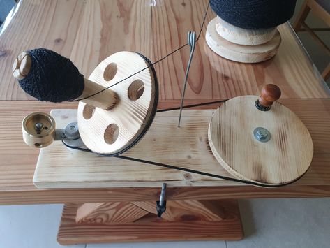 DIY YARN (WOOL) SPOOL WINDER Bobbin Winder Diy, Yarn Ball Winder Diy How To Make, Diy Yarn Spinning Wheel, Diy Yarn Winder How To Make, Yarn Winders, Wool Spinning Wheels, Yarn Tools, Yarn Winder, Diy Wool