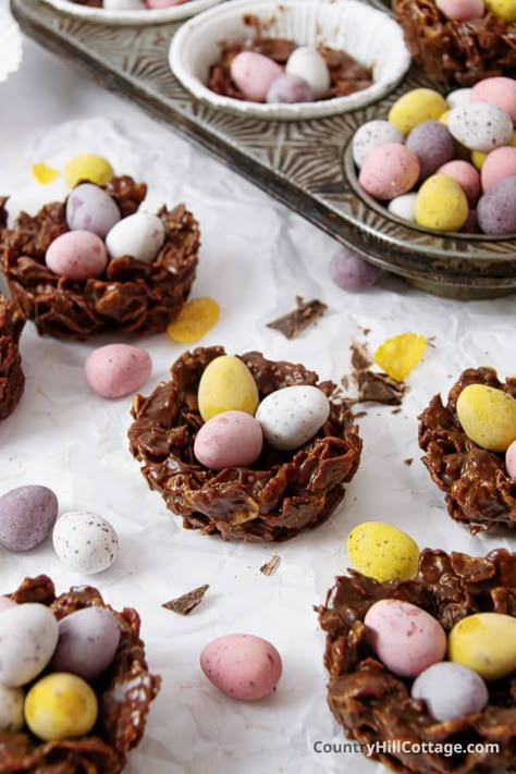 Easter Chocolate Nests, Easter Recipes Baking, Easter Cornflake Cakes, Rice Krispie Nests For Easter, Mini Egg Nests, Rice Crispie Nests, Cornflake Easter Nests, Easter Treat Recipes, Easter Egg Nests Recipe