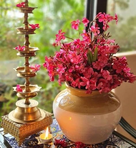 Simple Diwali Decorations At Home, Home Flower Decoration, Indian Inspired Decor, Home Flower Decor, Indian Room Decor, Diwali Decorations At Home, India Home Decor, Ganpati Decoration Design, Diwali Decor