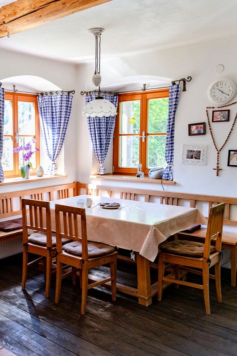 Traditional Upper Austrian Dining Room in an old house in Austria Austrian Houses Traditional, Austrian House, Austria House, Alpine Home, Farmhouse Interior, Interior Photography, Old House, Austria, Home Ideas