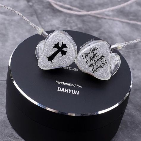 Inear Earphone Kpop, In Ear Monitors Design, In Ear Monitors Aesthetic, Ear Piece Kpop, Stage Mic, Music Mic, Kpop Shifting, Chanel Wallpaper, Ear Monitors