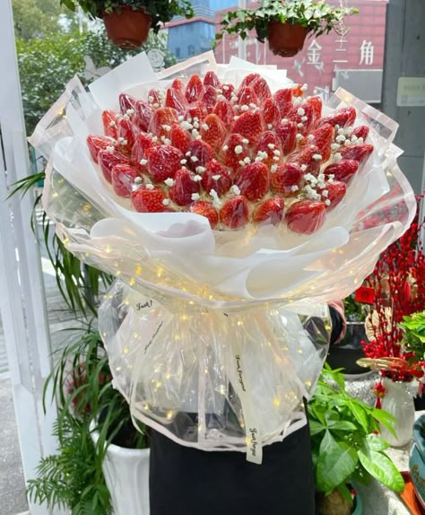 Bucket Buah, Snacks Bouquet, Strawberry Bouquet, Red Flower Bouquet, Red And White Wedding, Fruit Bouquet, Regalos Ideas, Red And White Weddings, Strawberry Gifts