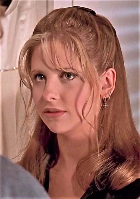 Buffy Haircut, Side Part Wispy Bangs, Buffy Vampire Slayer Hair, Buffy Summers Makeup, Buffy Summers Hairstyles, Buffy The Vampire Slayer Hairstyles, Buffy Season 5 Hair, Buffy Bangs, Buffy Season 1 Hair