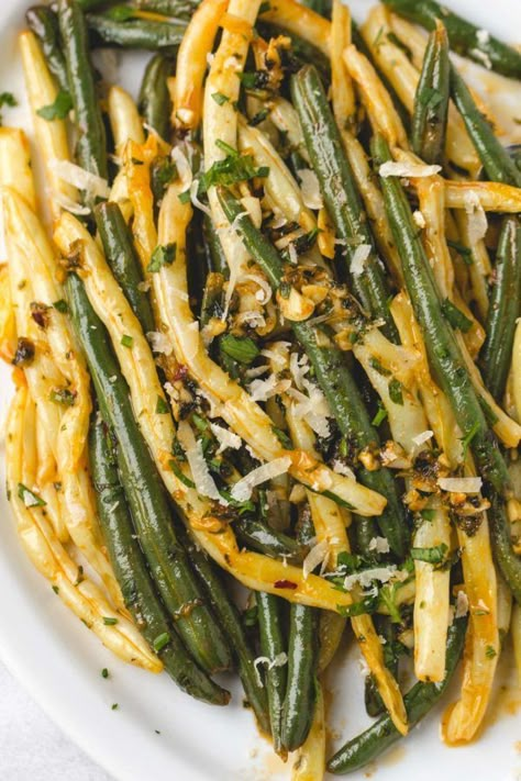 Lemon Garlic Butter Green Beans and Wax Beans Skillet - So little effort, so flavorful! This easy side dish hits all of the perfect notes. - #recipe by #eatwell101 Yellow Beans Recipe, Garlic Butter Green Beans, Butter Green Beans, Low Carb Thanksgiving, Low Carb Thanksgiving Recipes, Yellow Beans, Green Beans Side Dish, Best Thanksgiving Side Dishes, Thanksgiving Side Dishes Easy