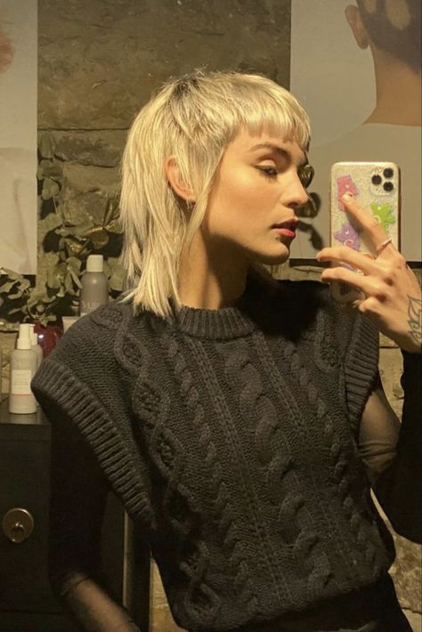 Wolfcut Undercut, Curly Hairstyles For Girls, Queer Haircut, Modern Mullet Women, Wallpaper Rap, Shot Hair, Best Short Hairstyles, Girl Mullet, Hype Wallpaper