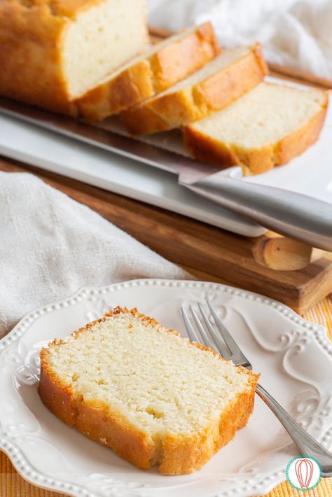 Pound Cake Recipes Healthy, Egg Free Pound Cake, Low Calorie Pound Cake, Protein Pound Cake, Greek Yogurt Pound Cake Recipe, Greek Yogurt Cake Recipe, Cakes With Greek Yogurt, Sugar Free Pound Cake Recipe, Diet Cake Recipes