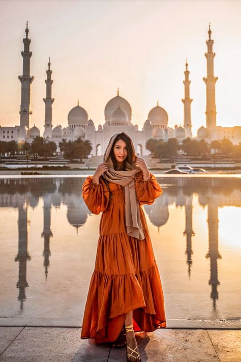 Abu Dhabi Photoshoot, Loujain Adada Wedding, Al Seef Dubai Photoshoot, Uae Outfit Street Styles, Abu Dabi Outfits Ideas, Dubai Mosque Outfit, Dubai Photoshoot Ideas, Dubai Lookbook, Dubai Holiday Outfits