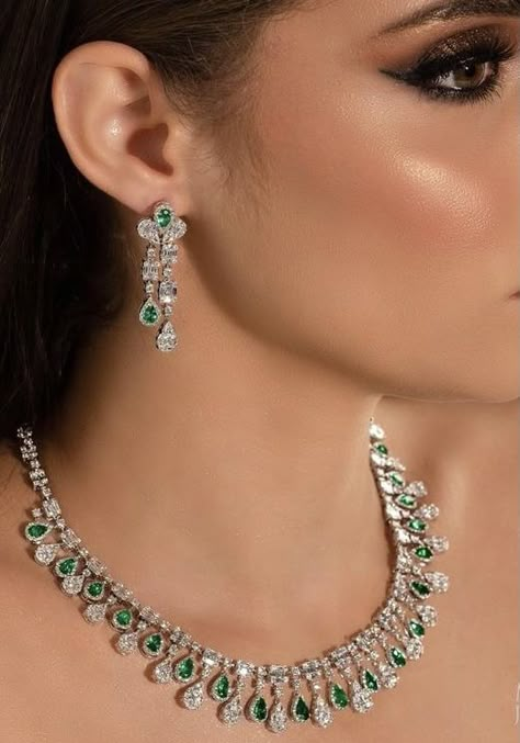 Emerald Jewelry Necklace Indian, Roma Hairstyle, Diamond Necklace Elegant, Emerald Jewelry Necklace, Small Diamond Necklace, Simple Necklace Designs, Diamond Necklace Wedding, Diamond Pendants Designs, Fancy Jewelry Necklace