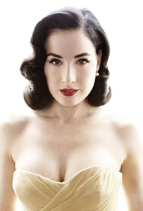 Cabelo Pin Up, Retro Eye, 50s Hairstyles, Short Curls, Pin Up Hair, Black Liquid, Dita Von, Dita Von Teese, Liquid Liner