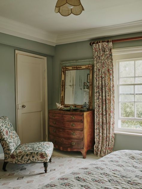 British Country Bedroom, Country House Wallpaper, Country House Bedroom Ideas, Classic Vintage Bedroom, Colorful Farmhouse Bedroom, Vintage Pink Bedroom, English Country House Bedroom, English Country Bedroom, English Bedroom