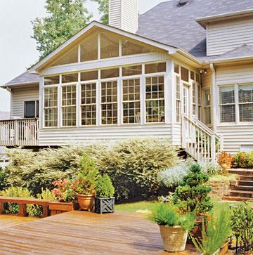 This addition's exterior was styled to match the existing house with easy-care vinyl siding and windows. Lush landscaping hides the exposed foundation and makes the addition look as though it were part of the original structure. Sunrooms Ideas, Sunroom Windows, 4 Season Room, Four Seasons Room, Sunroom Addition, Three Season Room, Sunroom Designs, Cottage Style Homes, Room Additions