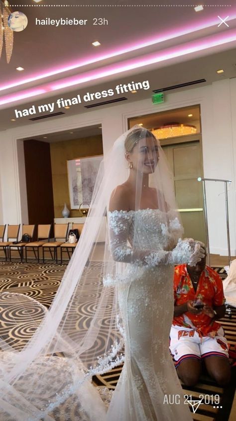 Hailey Bieber Veil, Hailey Baldwin Wedding Dress, Hailey Bieber Wedding, Minimal Wedding Dress, Celebrity Wedding Dresses, Wedding Reception Dress, Wedding Dresses Photos, Fitted Wedding Dress, A Wedding Dress