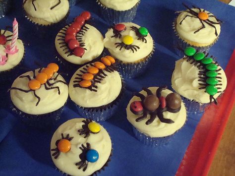 Creepy crawlie cupcakes | Selection of (chocolate) bugs for … | Flickr Bug Food, Bug Cupcakes, Bug Snacks, Reptile Party, Nature Party, Celebrity Party, Cupcake Wars, Vbs 2024, Preschool Snacks